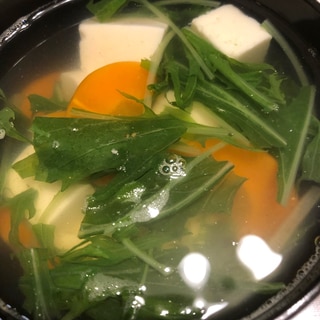 水菜と豆腐とにんじんのお吸い物